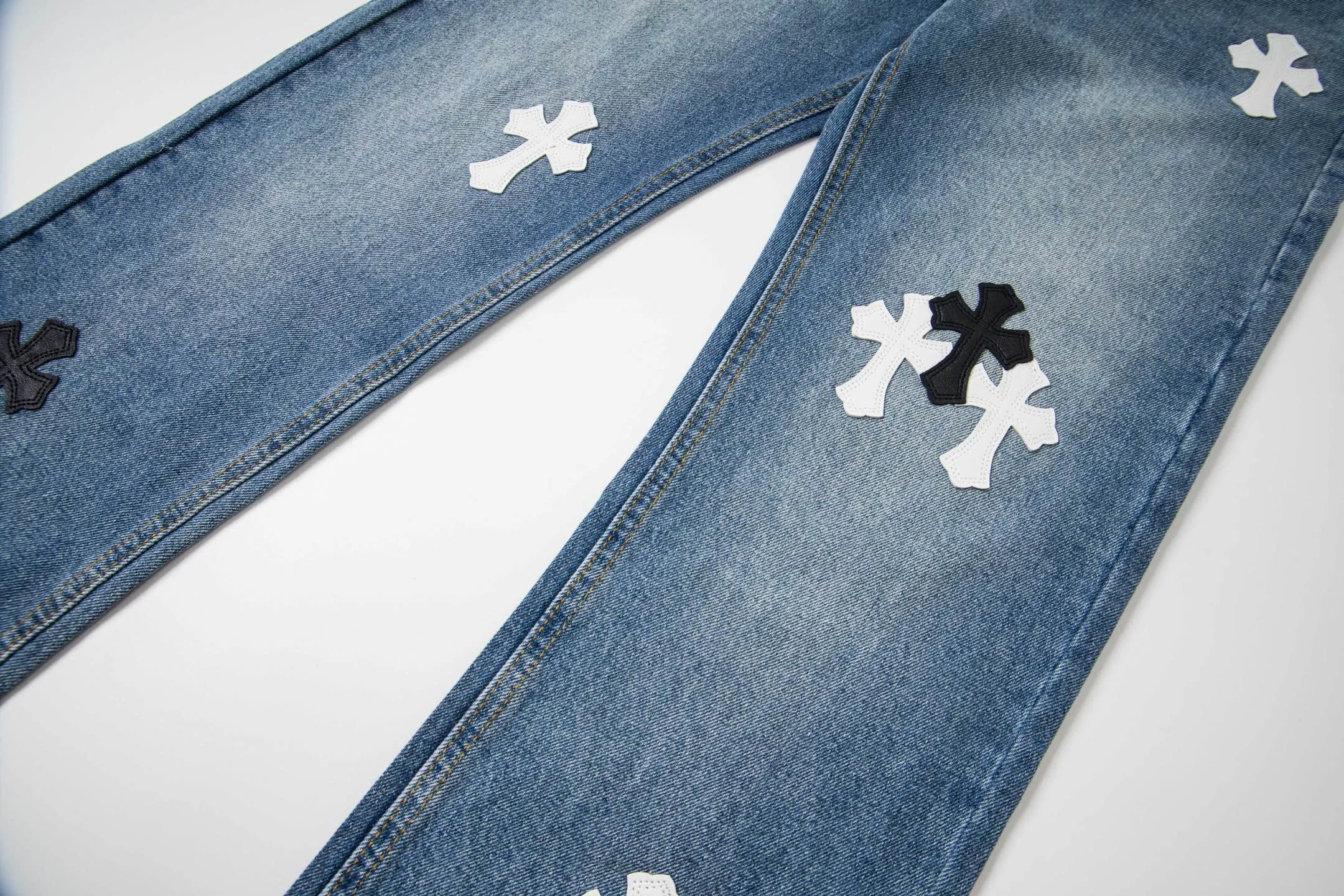 P260 Chrome Hearts light blue pants, Sanskrit black and white patchwork leather jeans. CH jeans need to be washed before being dismantled and then hand-stitched with sheepskin cross leather and then spliced ​​together. The whole piece has too many craftsmanship to explain. The patches are decorated with cross patterns, and the high-waisted washed jeans! ! Absolutely high-end luxury products, god-level single products and super popular products, made with top heavy industry, a must-see magic weapon. Customized hardware. The fabric is thick and soft after washing. It has good breathability. Customized small leather label. Unique design. The details are simple and elegant, and the workmanship is exquisite. The entire trousers are neatly routed and the details are in place! It’s so cool that both men and women can easily control the genderless trend! Style number: 1803# Color: blue Size: 28 30 32 34